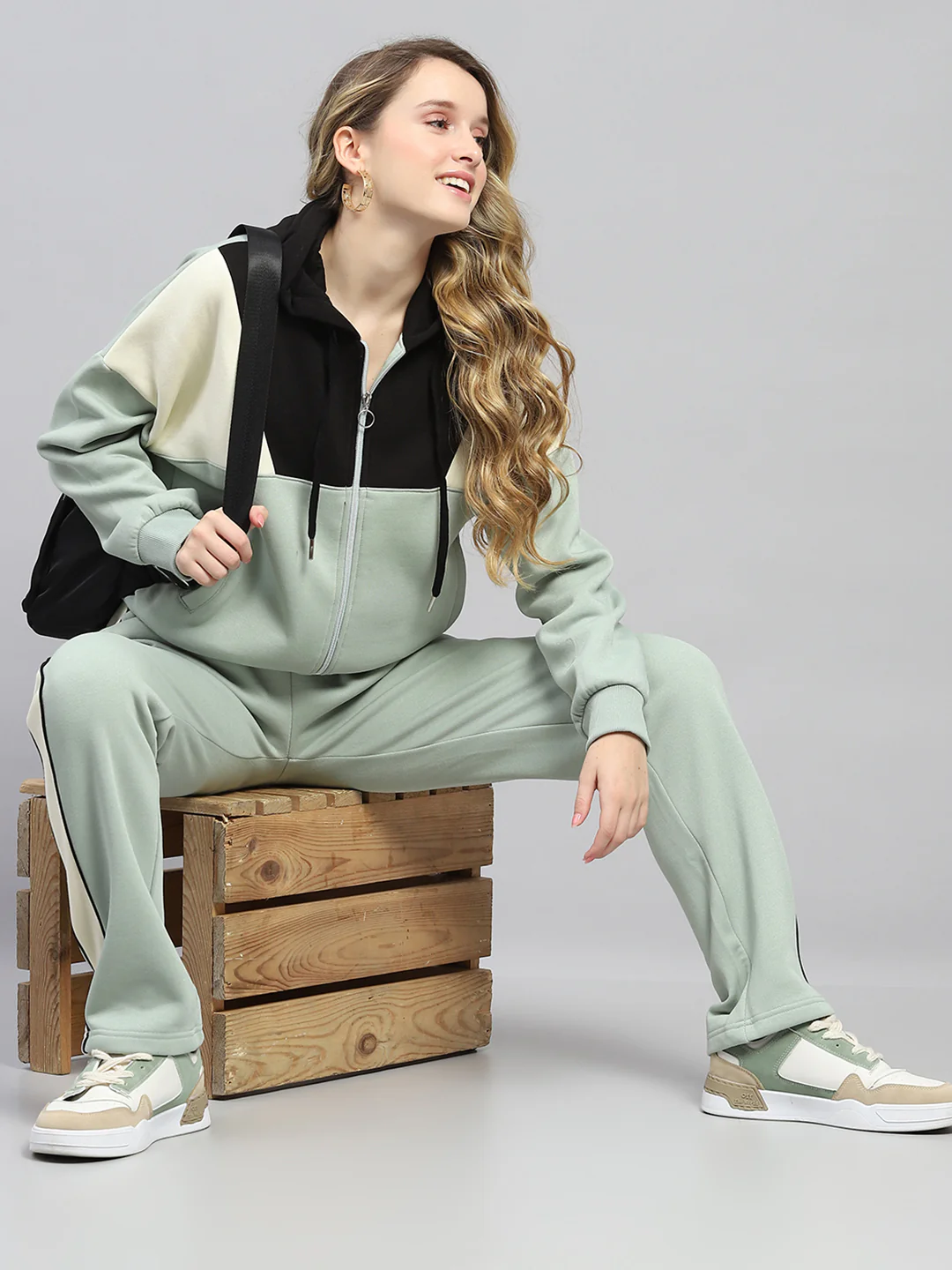 Women Green Solid Hooded Full Sleeve Tracksuit - Image 2