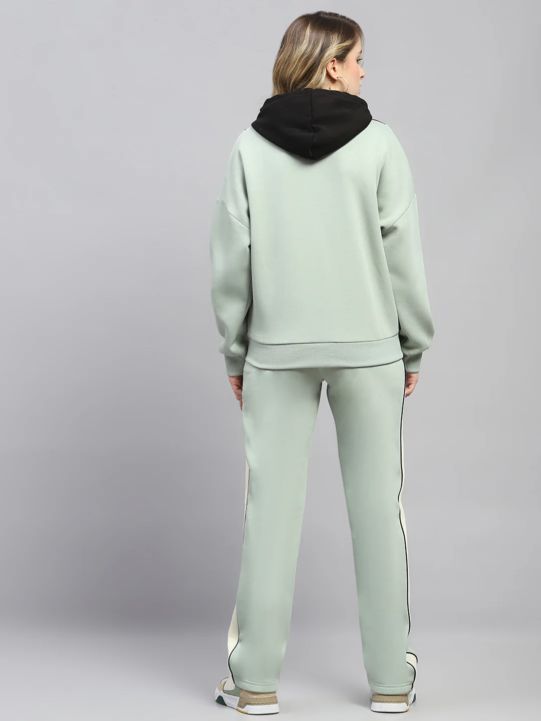 Women Green Solid Hooded Full Sleeve Tracksuit - Image 5