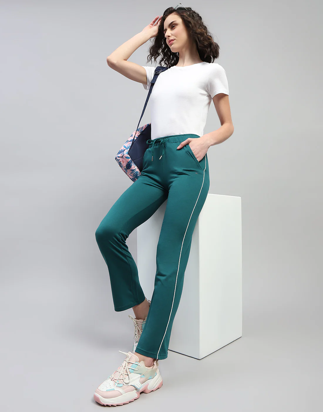 Women Green Solid Regular Fit Lower - Image 2