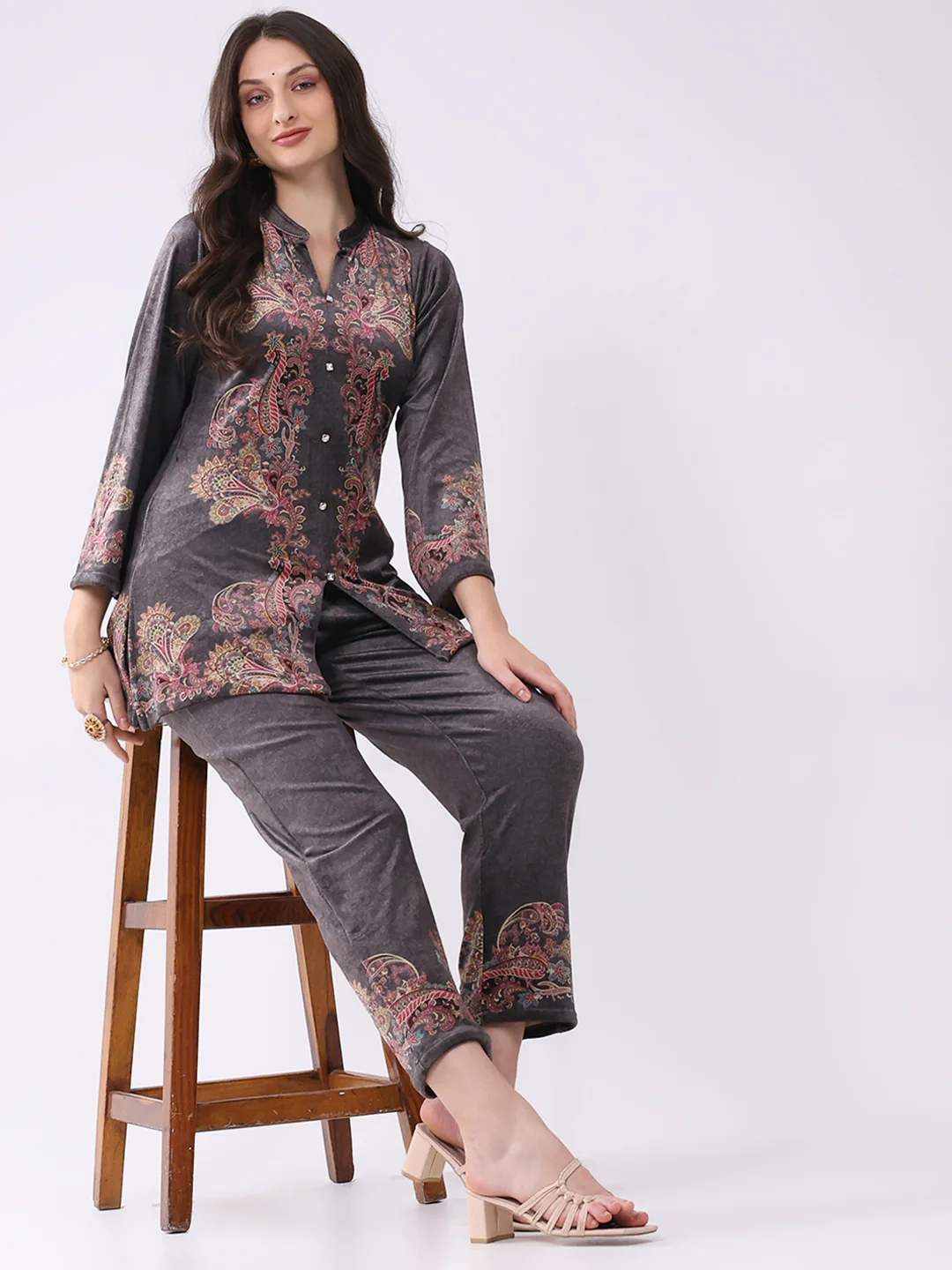 Women Grey Printed Round Neck Full Sleeve Kurti Set for Winter - Image 2