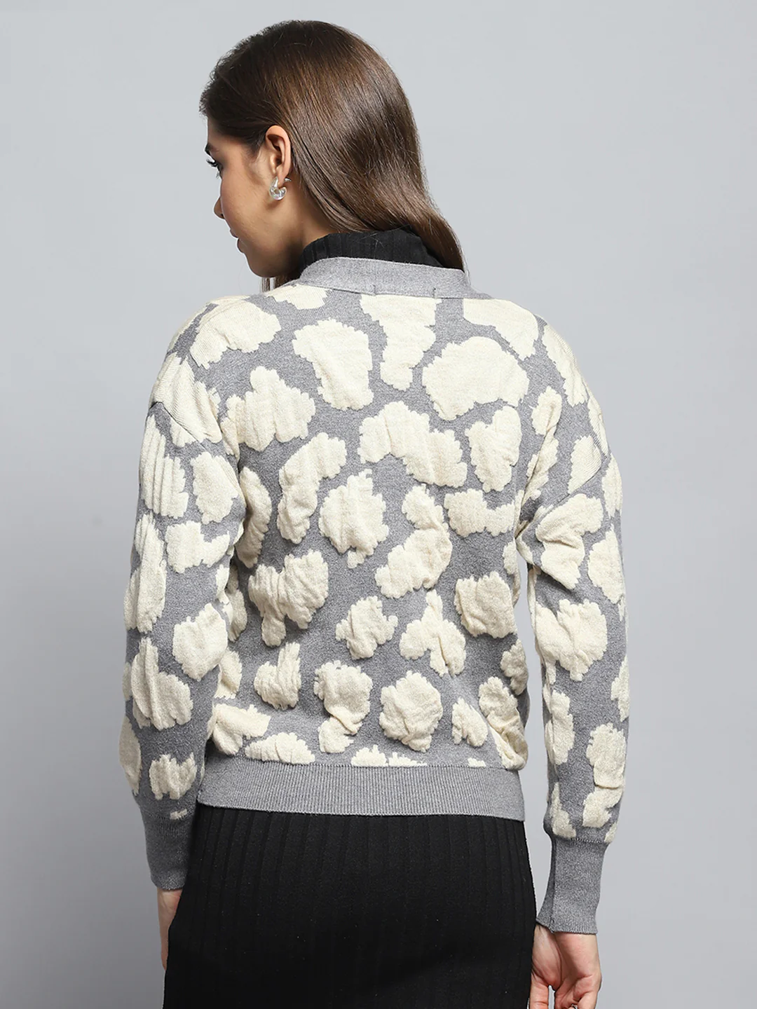 Women Grey Self Design V Neck Full Sleeve Cardigan - Image 5