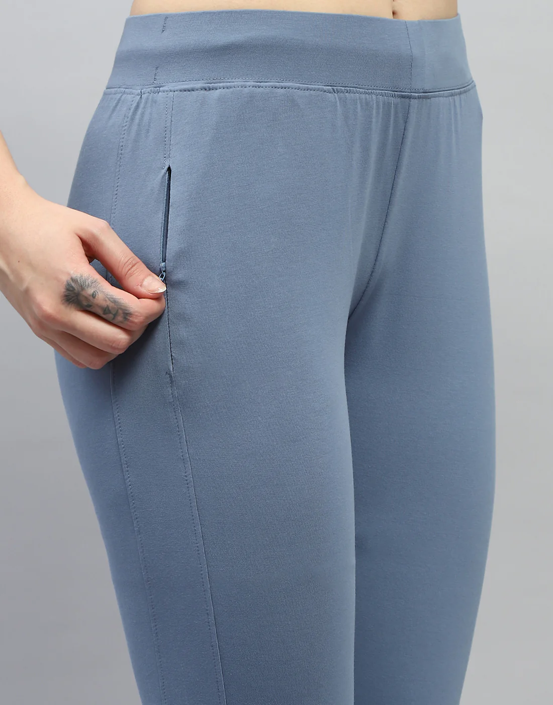 Women Grey Solid Regular Fit Capri - Image 6
