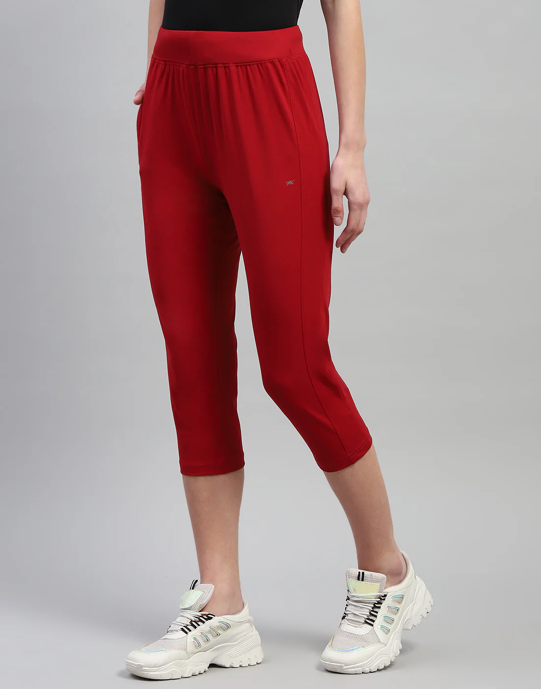 Women Maroon Solid Regular Fit Capri - Image 3