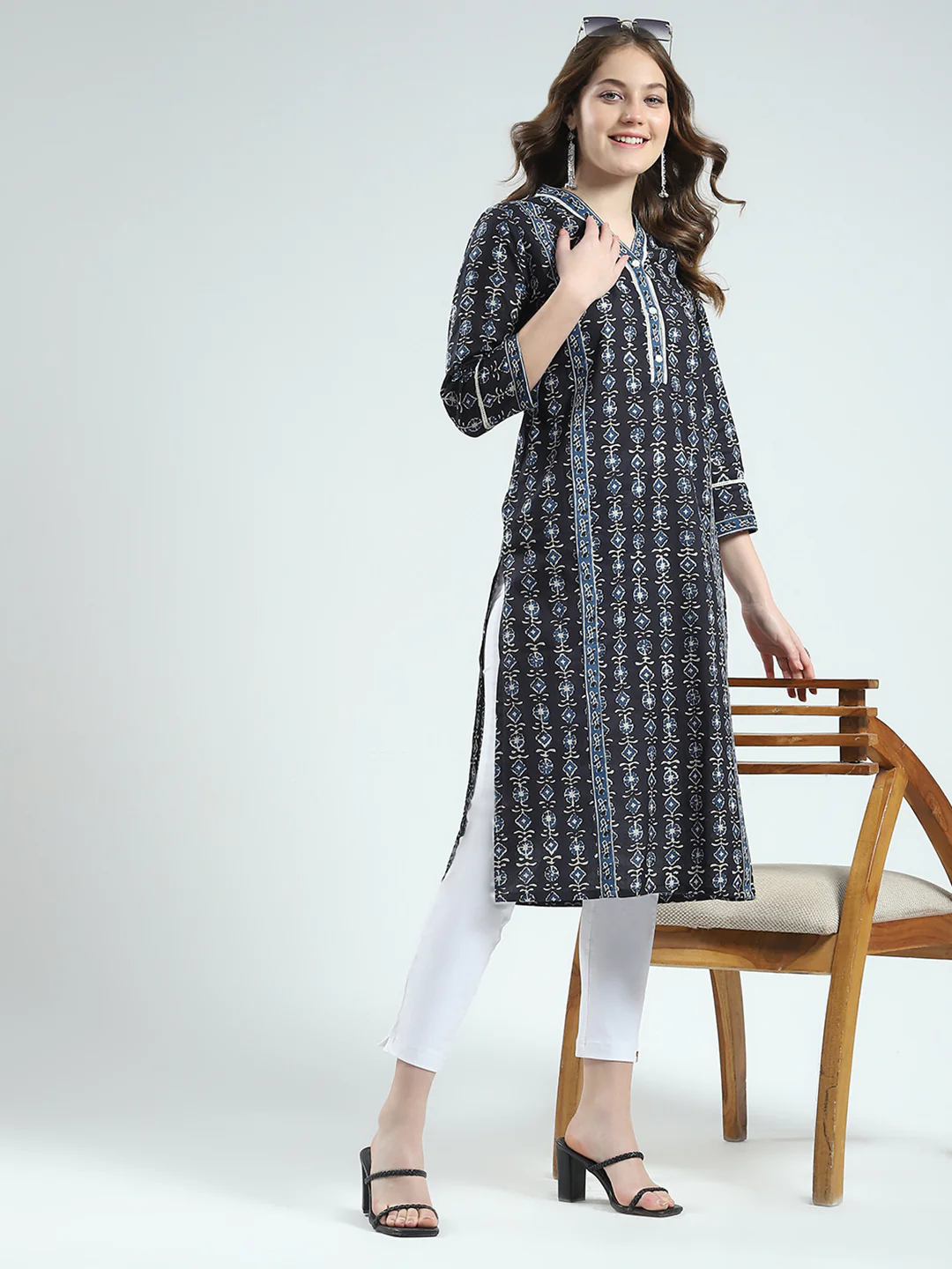 Women Navy Blue Printed V Neck 3/4th Sleeve Kurti - Image 2