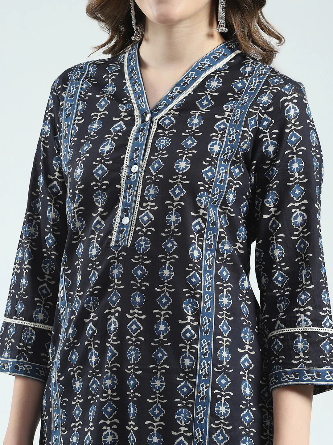Women Navy Blue Printed V Neck 3/4th Sleeve Kurti - Image 7