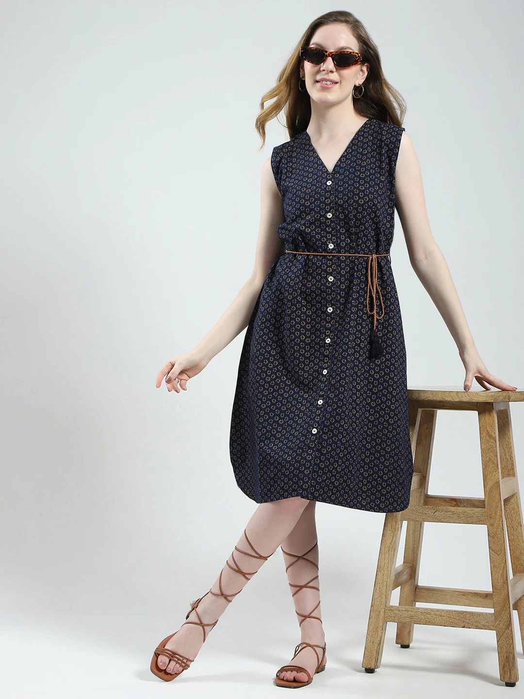 Women Navy Blue Printed V Neck Sleeveless Tunic - Image 2
