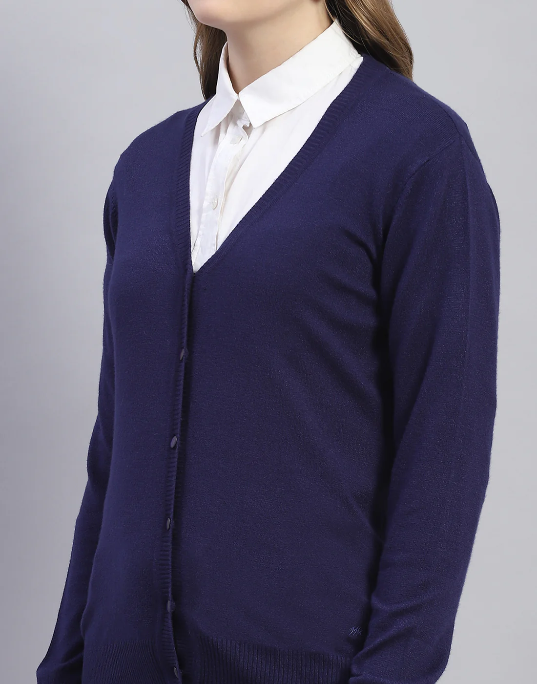 Women Navy Blue Solid V Neck Full Sleeve Cardigan - Image 7