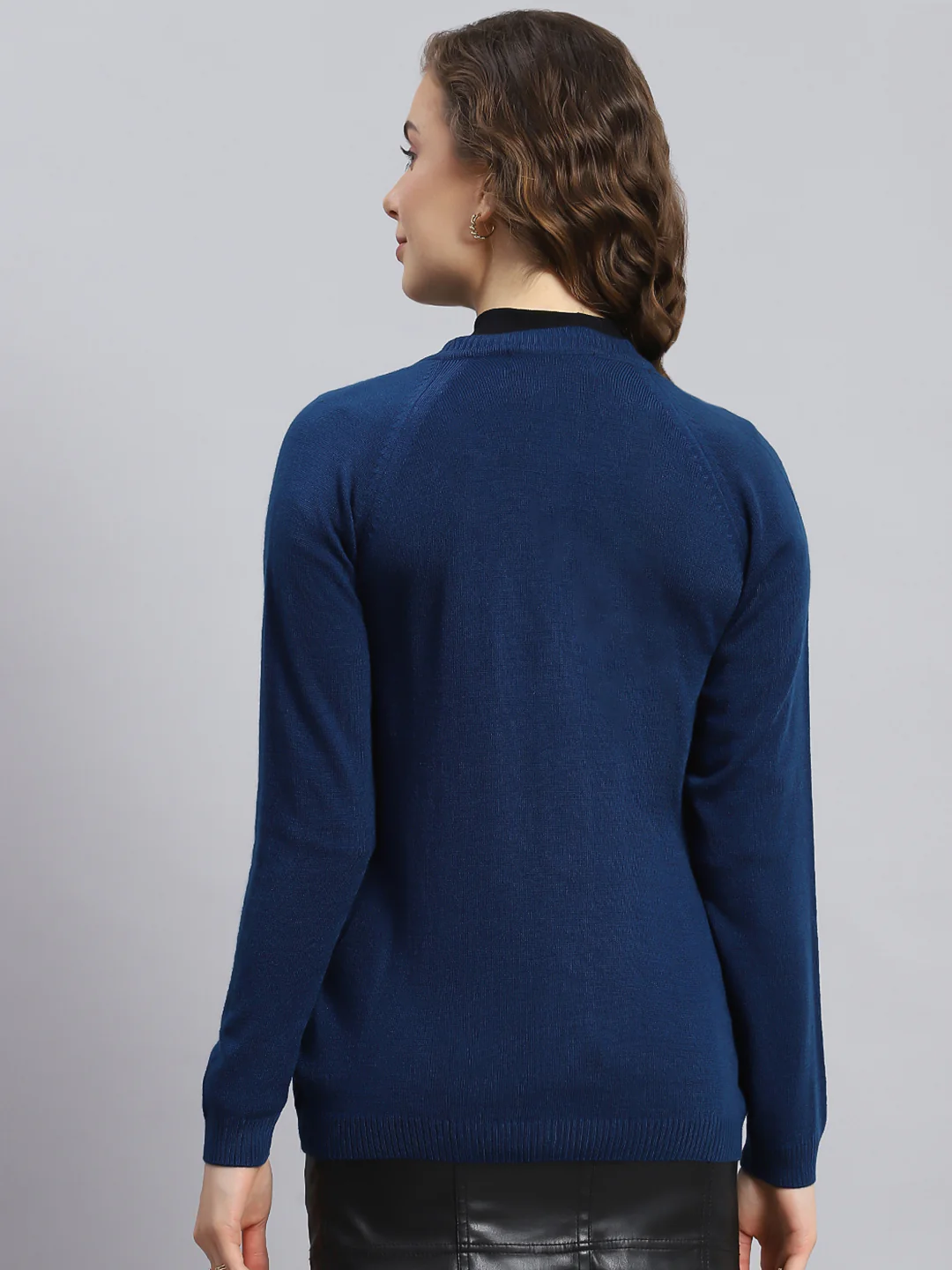 Women Navy Blue Solid V Neck Full Sleeve Cardigans - Image 5