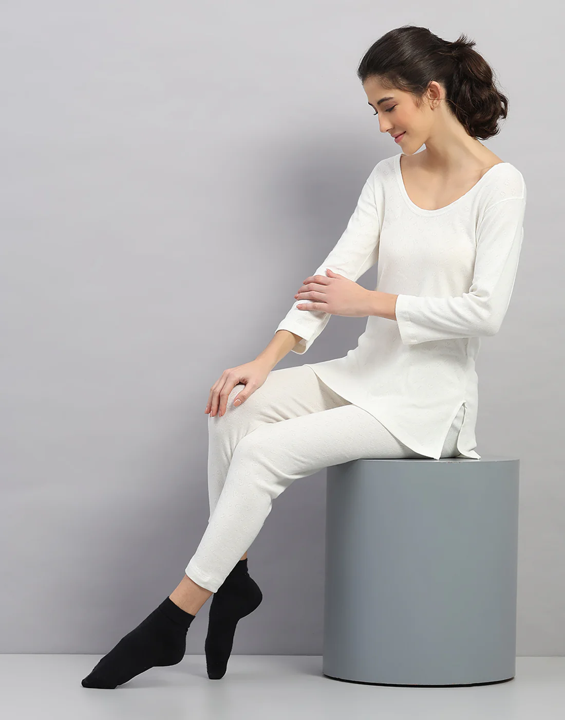 Women Off White Solid V Neck 3/4th Sleeve Thermal Vest - Image 5