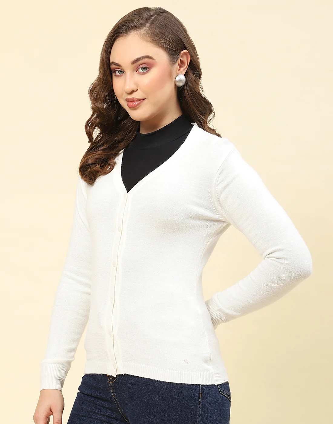 Women Off White Solid V Neck Full Sleeve Cardigan - Image 4