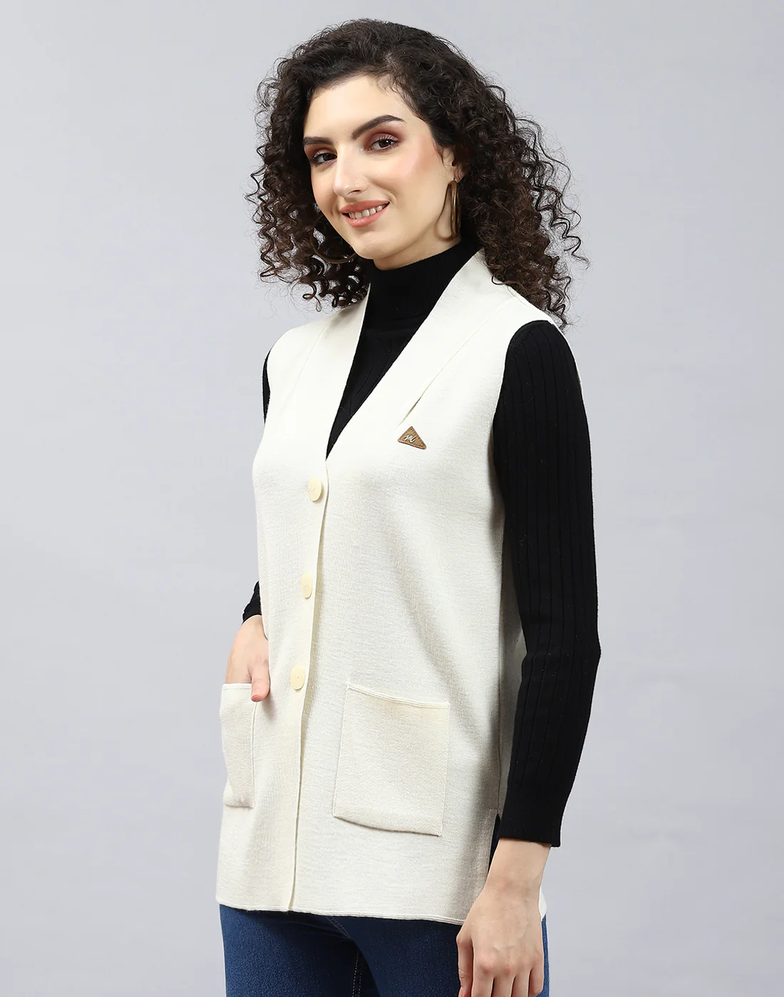 Women Off White Solid V Neck Sleeveless Cardigan - Image 3