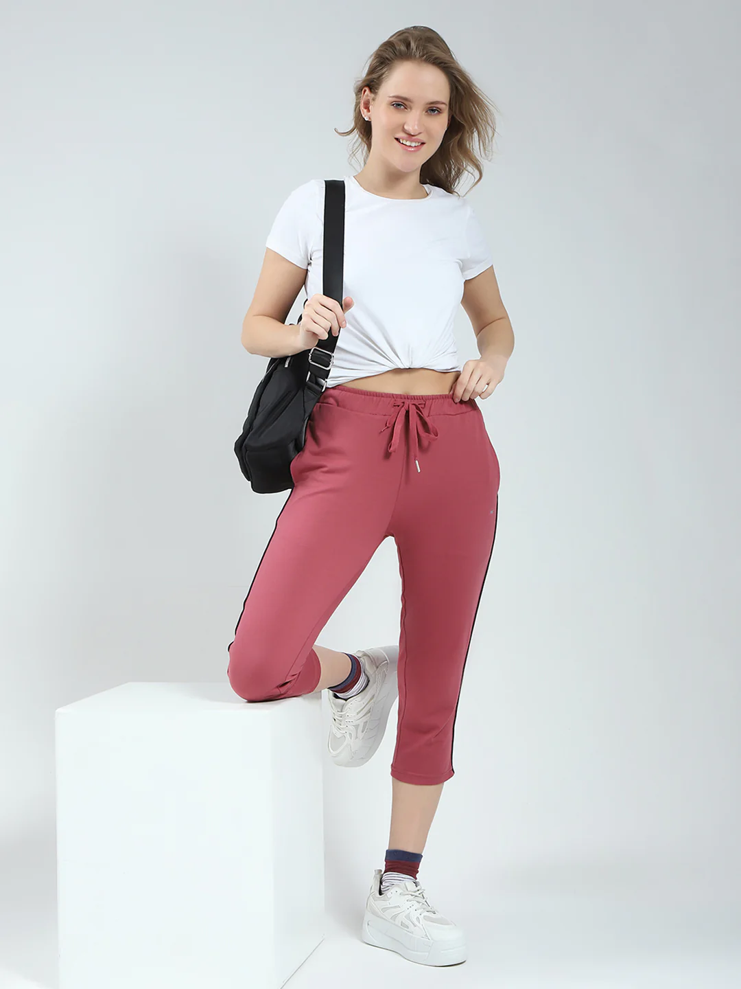 Women Pink Solid Regular Fit Capri - Image 2